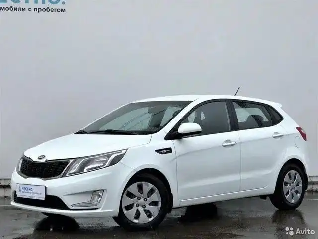 Фото автомобиля KIA RIO, 2014 — госномер У608ОТ152. Цвет: Белый
