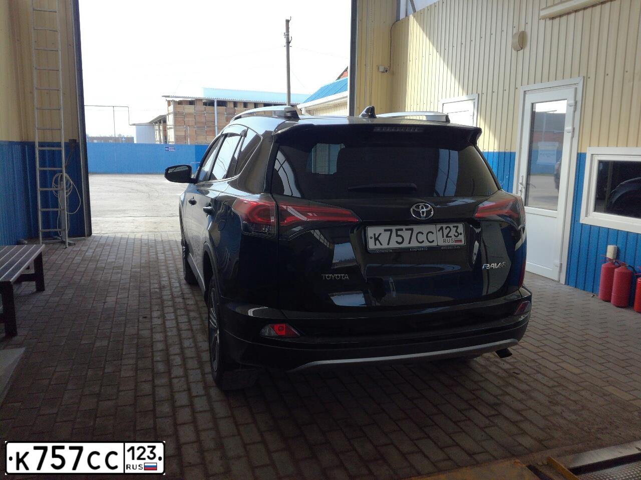 Фото автомобиля TOYOTA RAV4, 2017 — госномер К757СС123. Цвет: ЧЕРНЫЙ МЕТАЛЛИК