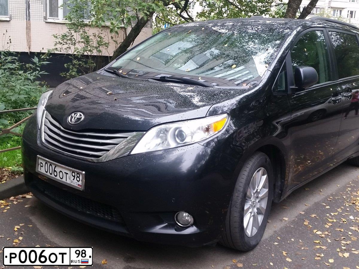 Фото автомобиля TOYOTA SIENNA, 2007 — госномер Р006ОТ98. Цвет: ЧЕРНЫЙ