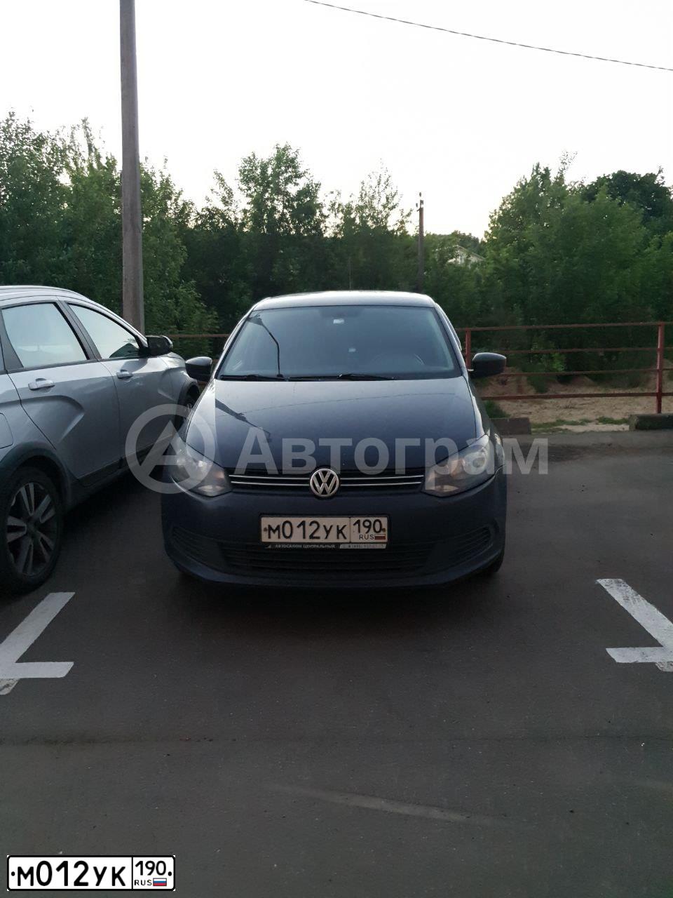 Фото автомобиля VOLKSWAGEN POLO, 2012 — госномер М012УК190. Цвет: СИНИЙ ТЕМНЫЙ