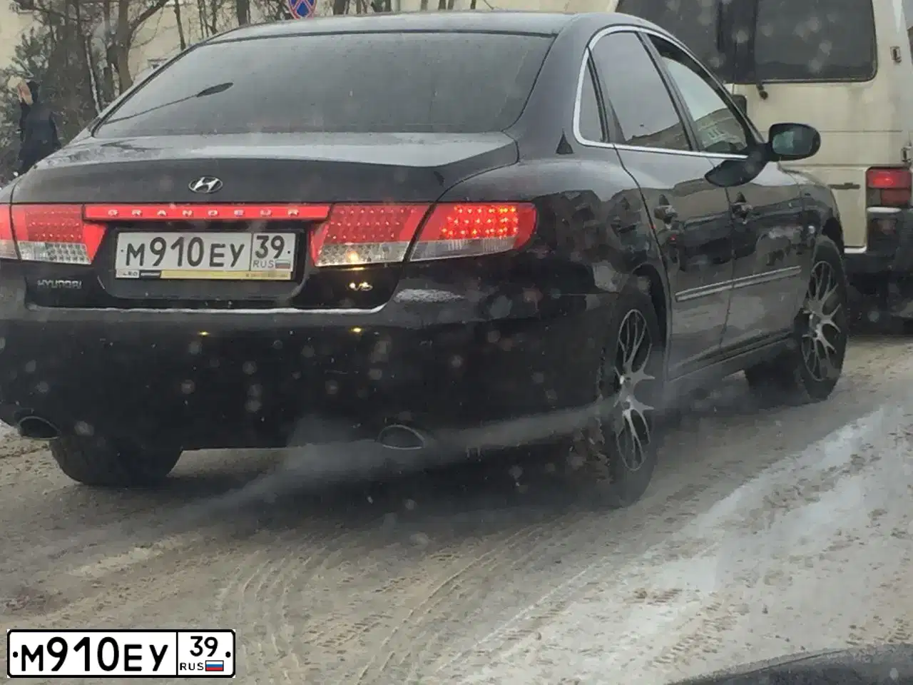 Фото автомобиля HYUNDAI GRANDEUR, 2007 — госномер М910ЕУ39. Цвет: ЧЕРНЫЙ