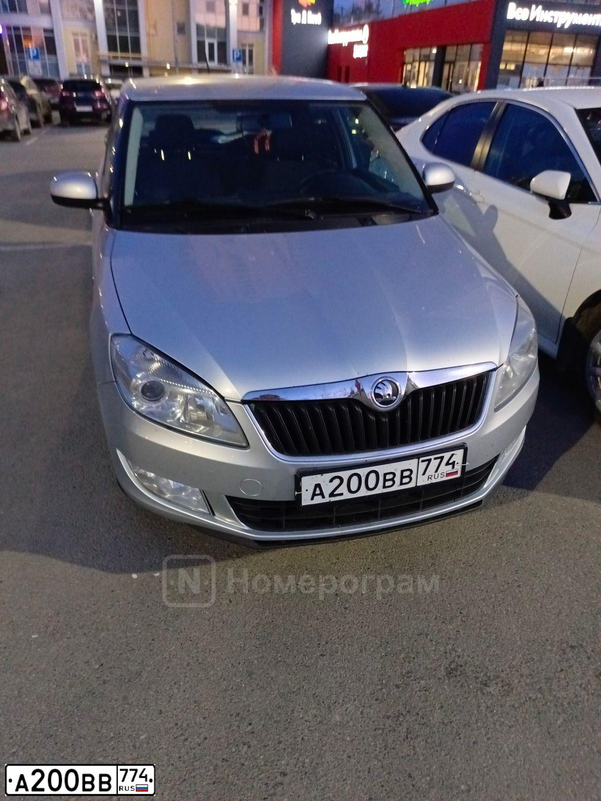 Фото автомобиля SKODA FABIA, 2013 — госномер М702НТ702. Цвет: Серебристый