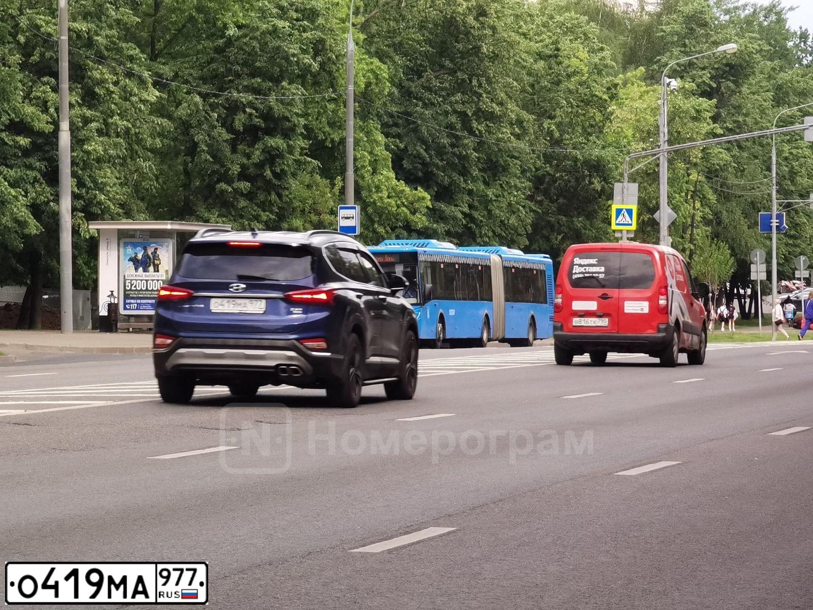 Фото автомобиля HYUNDAI SANTA FE, 2018 — госномер О419МА977. Цвет: синий