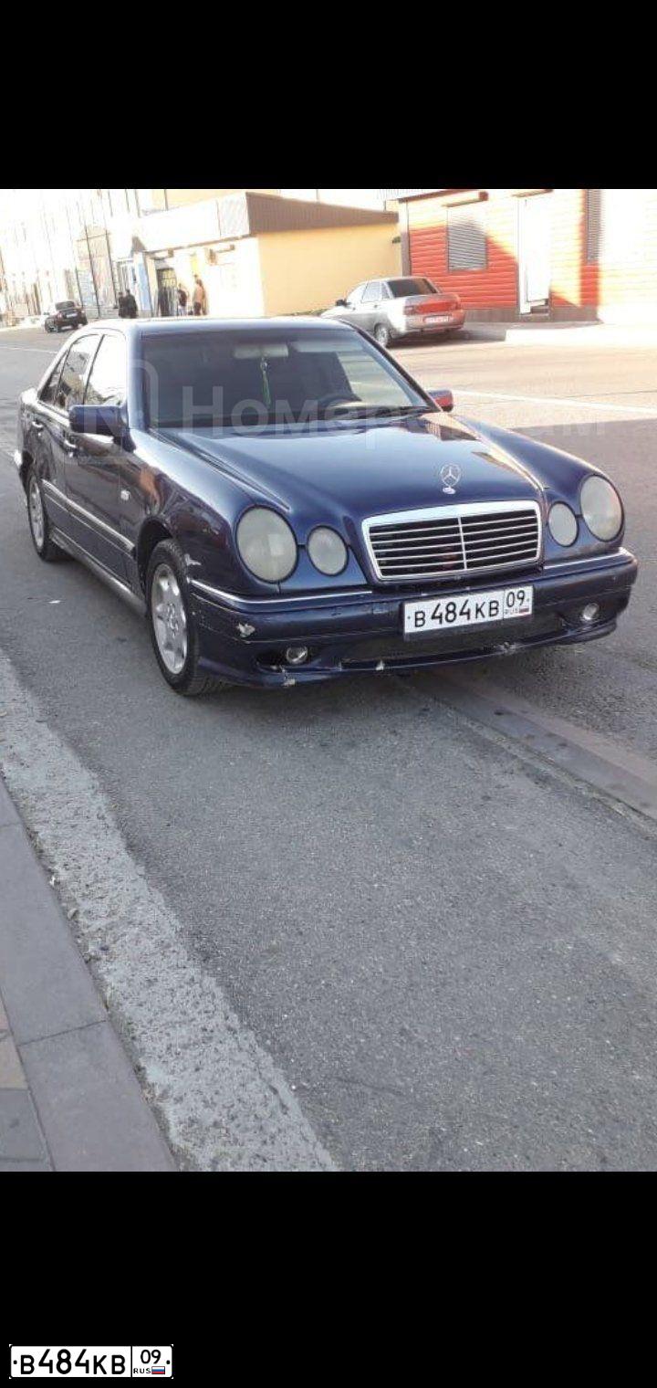 Фото автомобиля MERCEDES E-KLASSE, 1998 — госномер Х809АЕ193. Цвет: синий