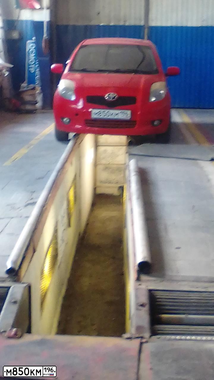 Фото автомобиля TOYOTA YARIS, 2007 — госномер М850КМ196. Цвет: Красный