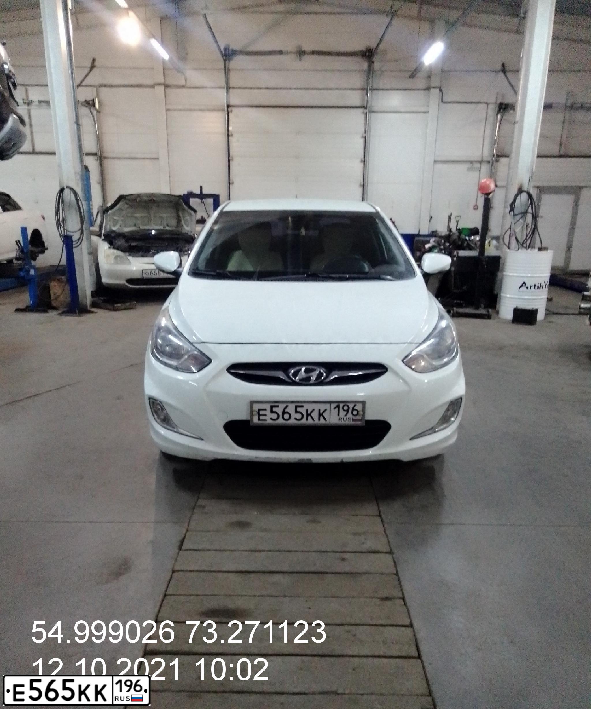 Фото автомобиля HYUNDAI SOLARIS, 2011 — госномер Т003ТВ96. Цвет: БЕЛЫЙ