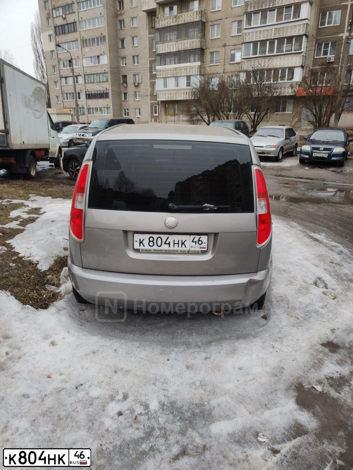 Фото автомобиля SKODA ROOMSTER, 2008 — госномер К804НК46. Цвет: СЕРЫЙ