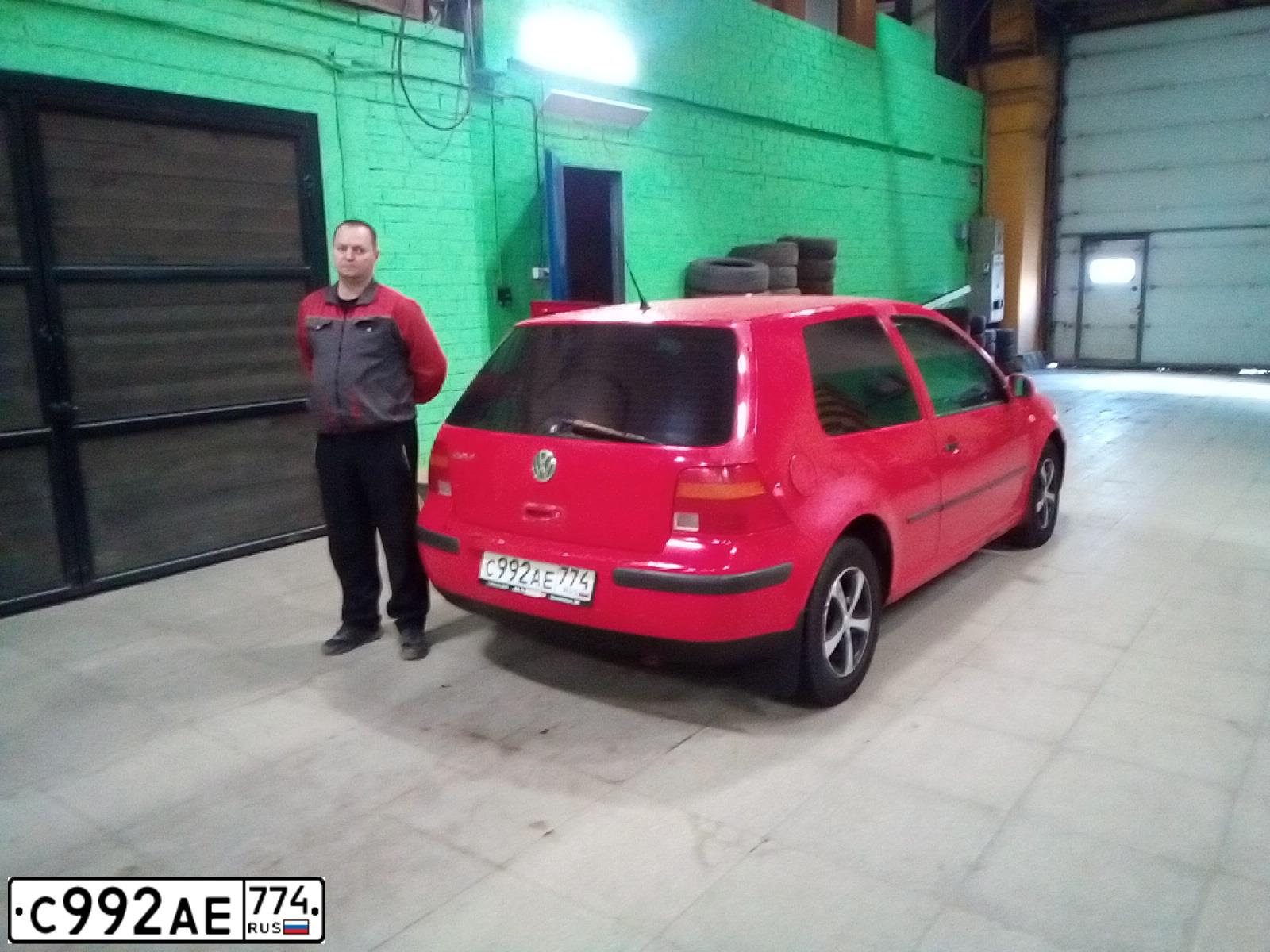 Фото автомобиля VOLKSWAGEN GOLF, 2000 — госномер Х685МН196. Цвет: Красный
