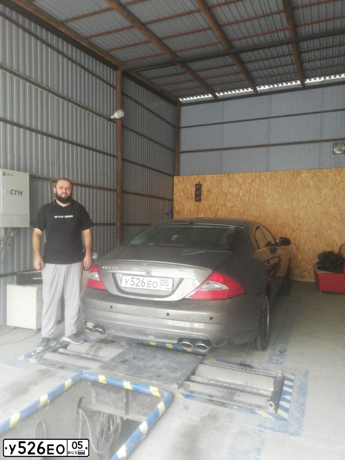 Фото автомобиля MERCEDES CLS-KLASSE, 2005 — госномер У526ЕО05. Цвет: СЕРЫЙ
