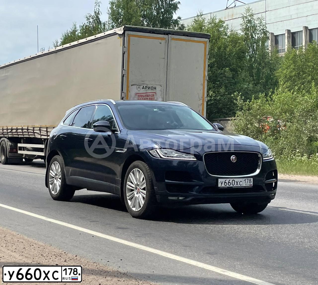 Фото автомобиля JAGUAR F-PACE, 2017 — госномер У660ХС178. Цвет: Темно-синий