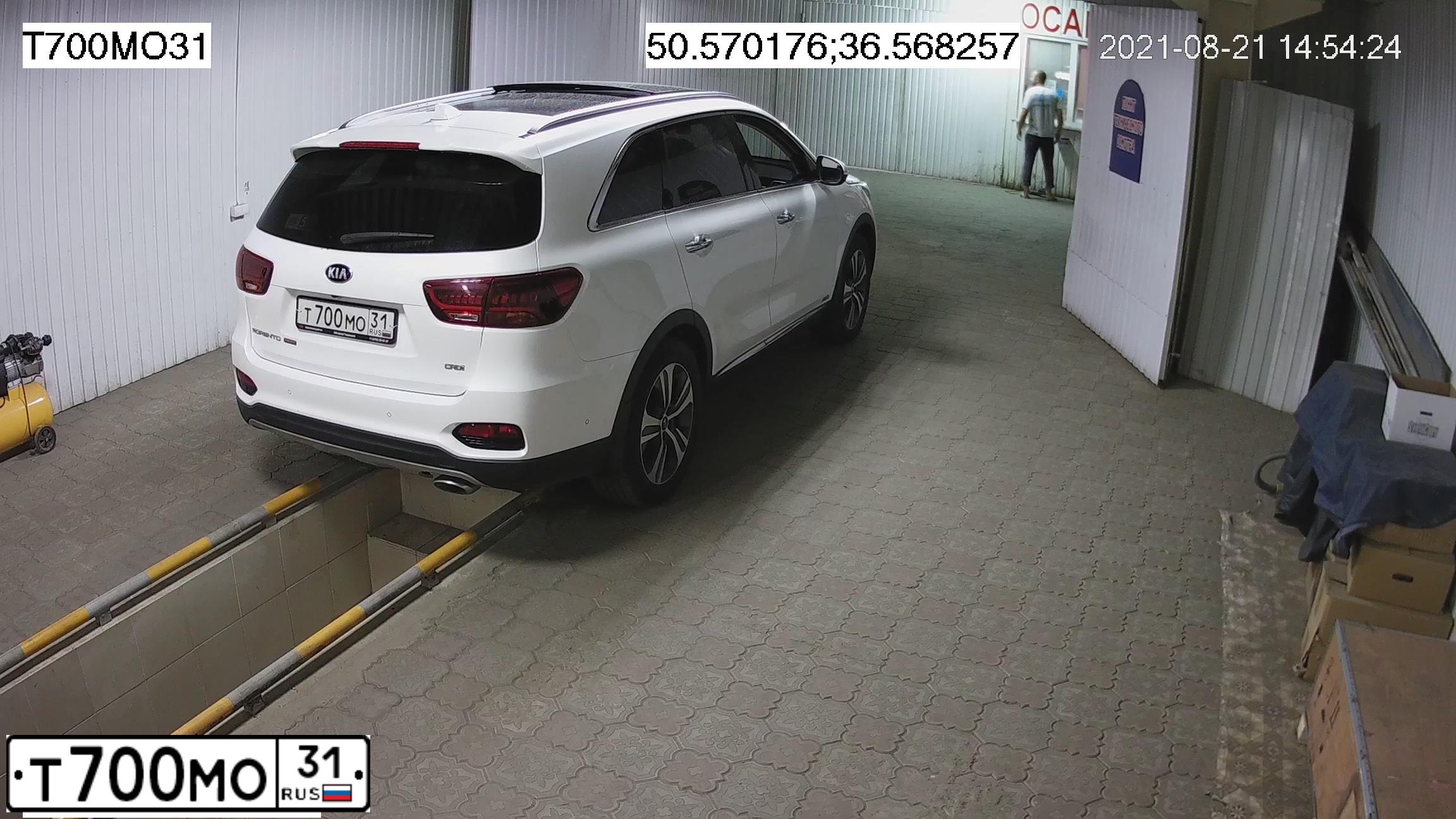 Фото автомобиля KIA SORENTO, 2018 — госномер О253УЕ31. Цвет: Белый