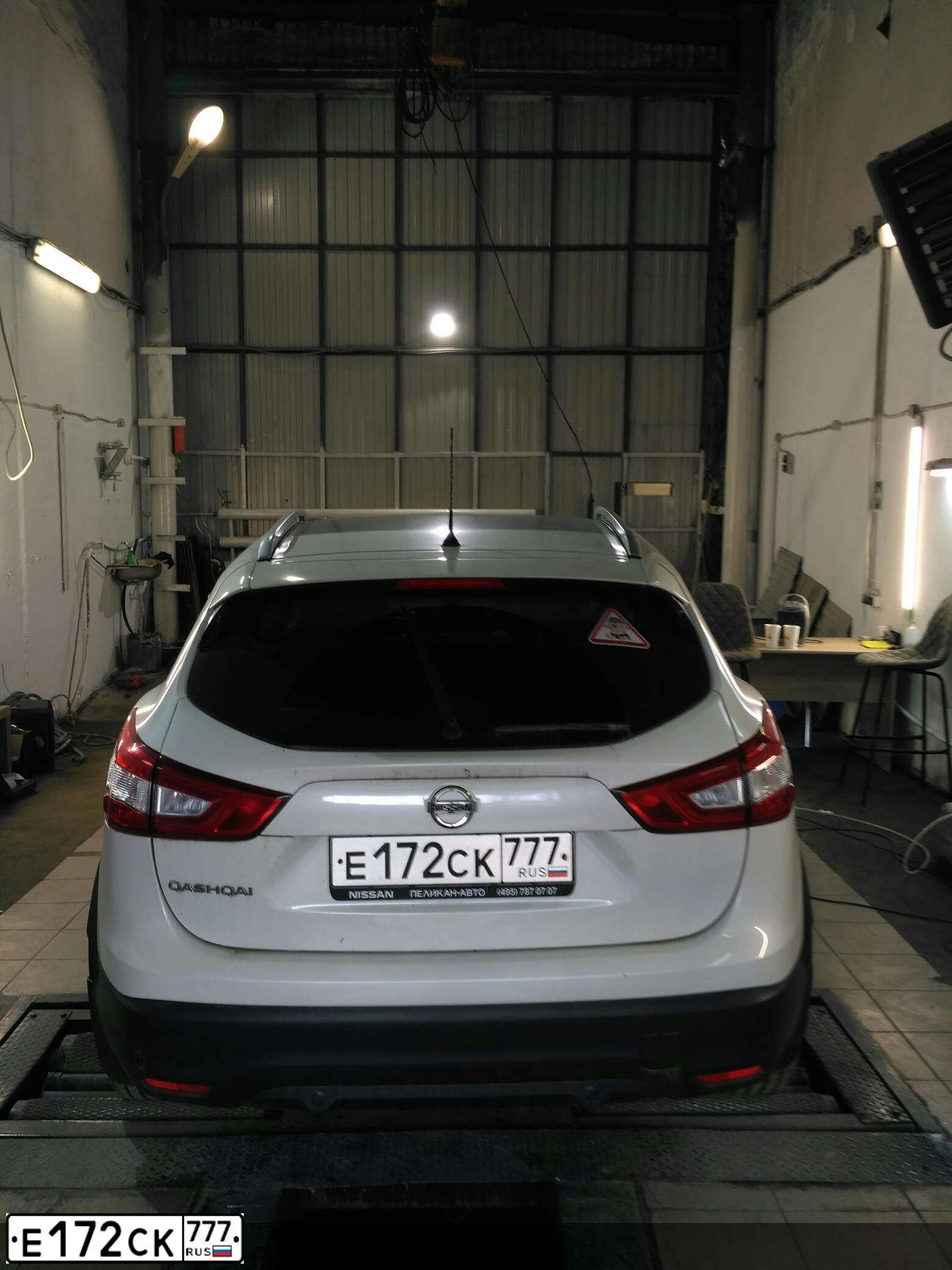 Фото автомобиля NISSAN QASHQAI, 2016 — госномер Е172СК777. Цвет: БЕЛЫЙ