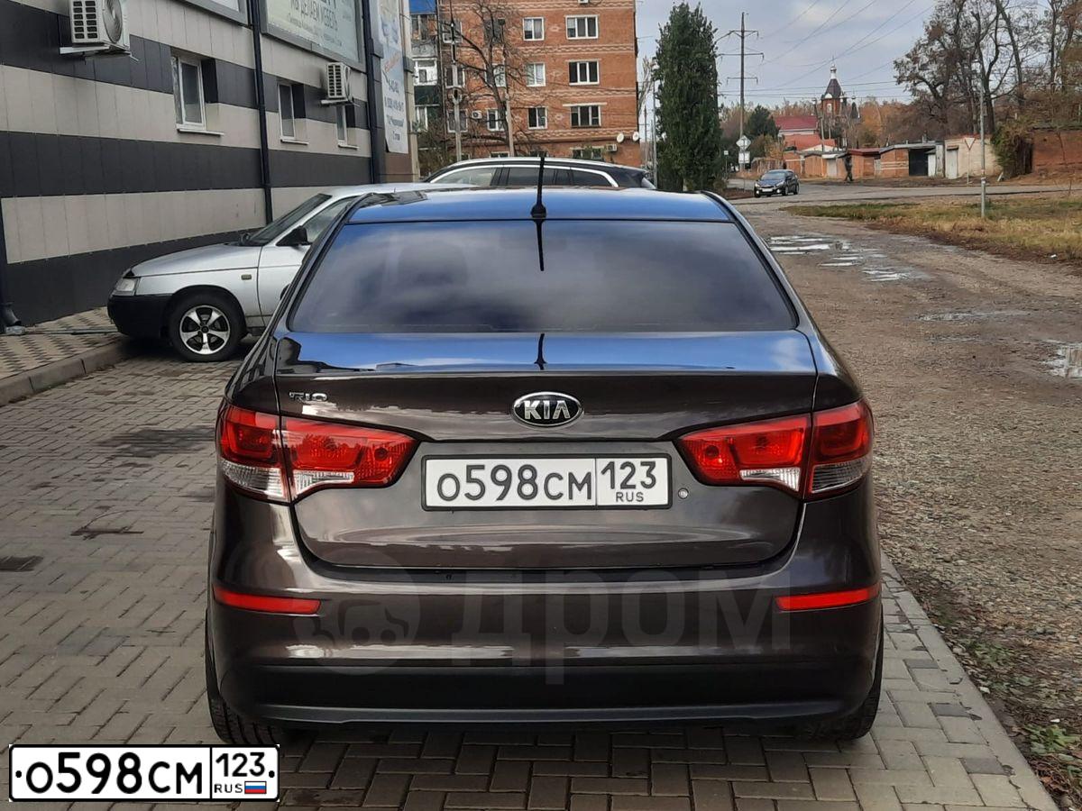 Фото автомобиля KIA RIO, 2016 — госномер О598СМ123. Цвет: КОРИЧНЕВЫЙ