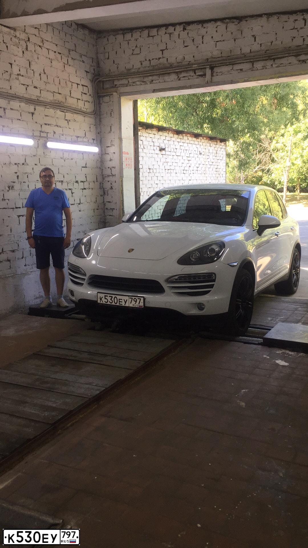 Фото автомобиля PORSCHE CAYENNE, 2013 — госномер К530ЕУ797. Цвет: Белый