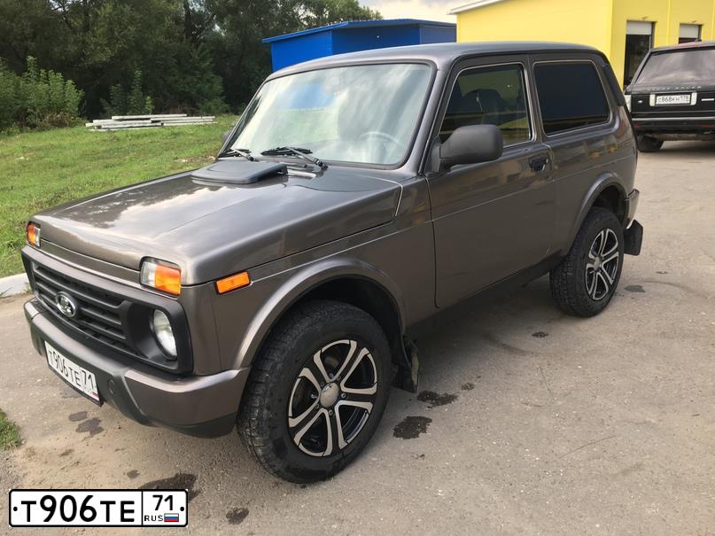 Фото автомобиля LADA 2121 NIVA, 2016 — госномер Р747РХ40. Цвет: Золотисто-коричневый