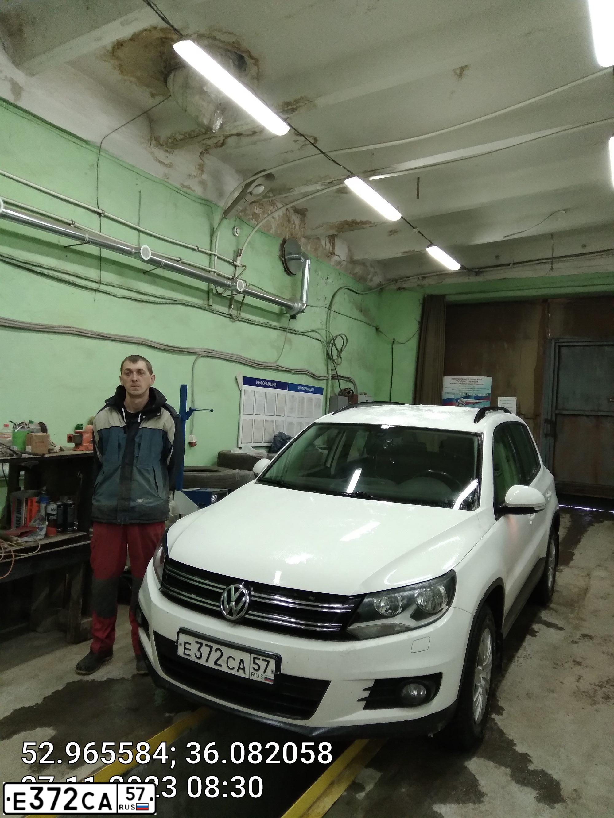 Фото автомобиля VOLKSWAGEN TIGUAN, 2012 — госномер Е372СА57. Цвет: БЕЛЫЙ