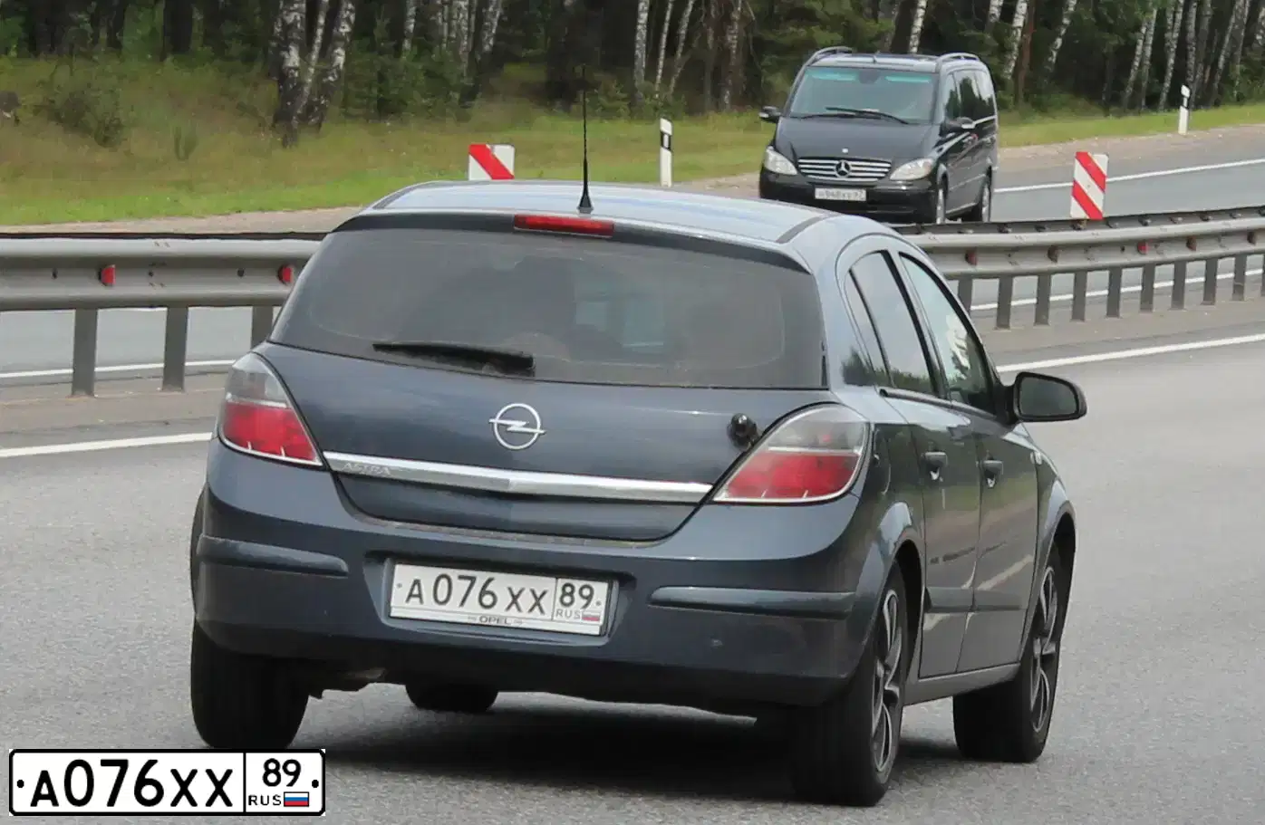 Фото автомобиля OPEL ASTRA, 2008 — госномер А076ХХ89. Цвет: СИНИЙ ТЕМНЫЙ