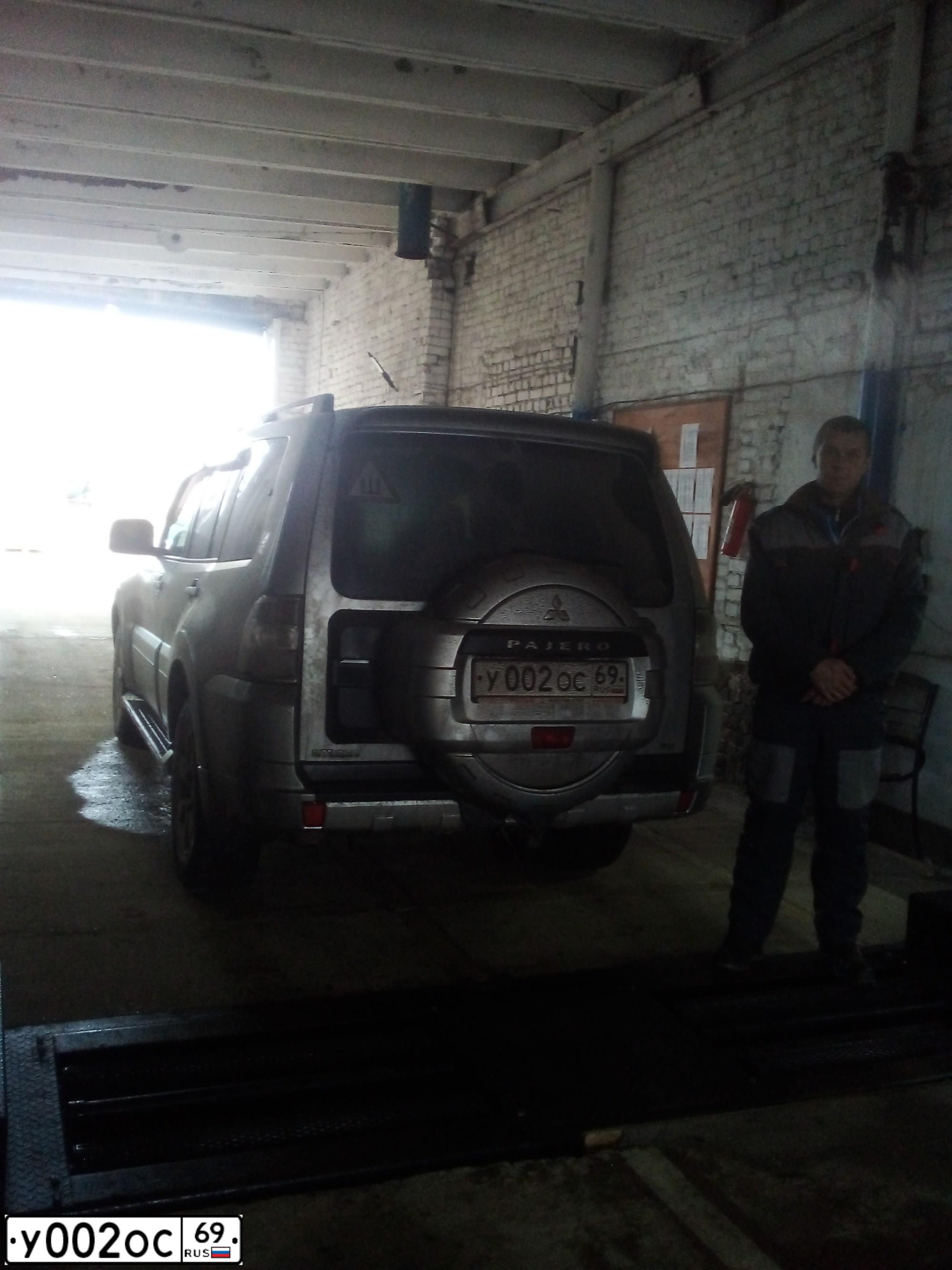 Фото автомобиля MITSUBISHI PAJERO, 2011 — госномер У002ОС69. Цвет: СЕРЕБРИСТЫЙ
