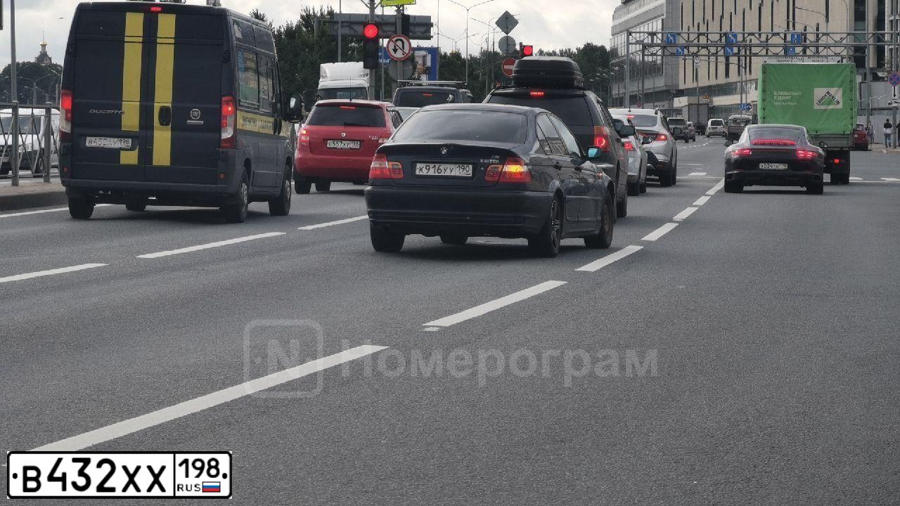 Фото автомобиля CHRYSLER TOWN &amp; COUNTRY, 2003 — госномер В629УК147. Цвет: Темно-синий