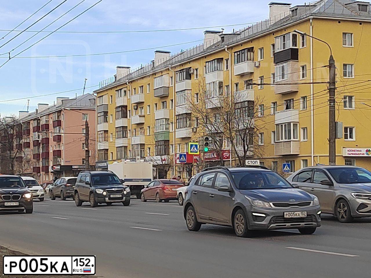 Фото автомобиля KIA RIO, 2018 — госномер Р005КА152. Цвет: СЕРЫЙ