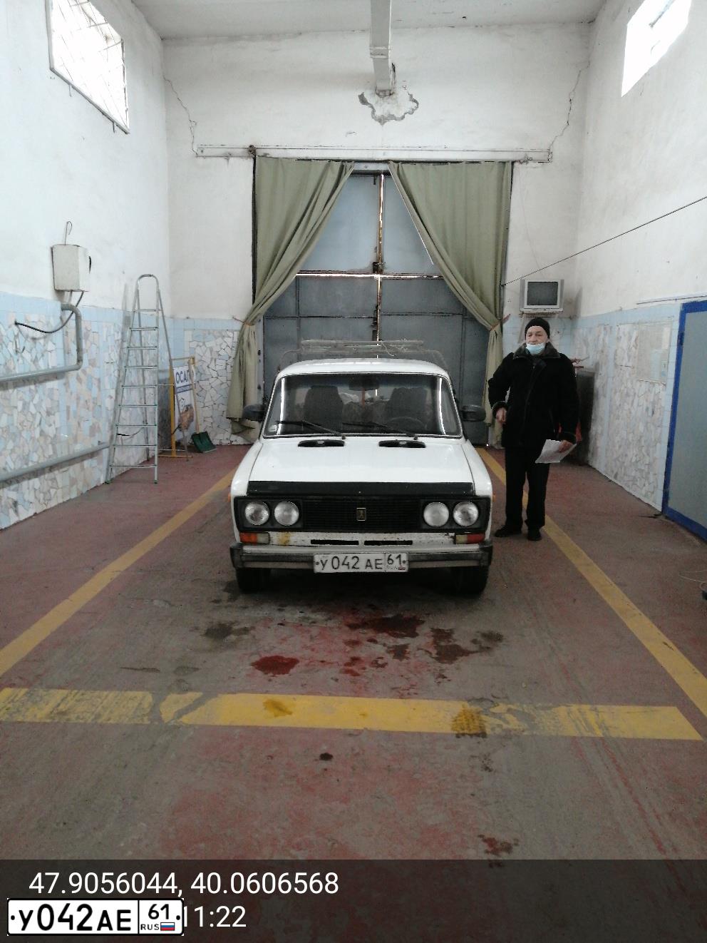 Фото автомобиля LADA 2106, 1995 — госномер У042АЕ61. Цвет: БЕЛЫЙ