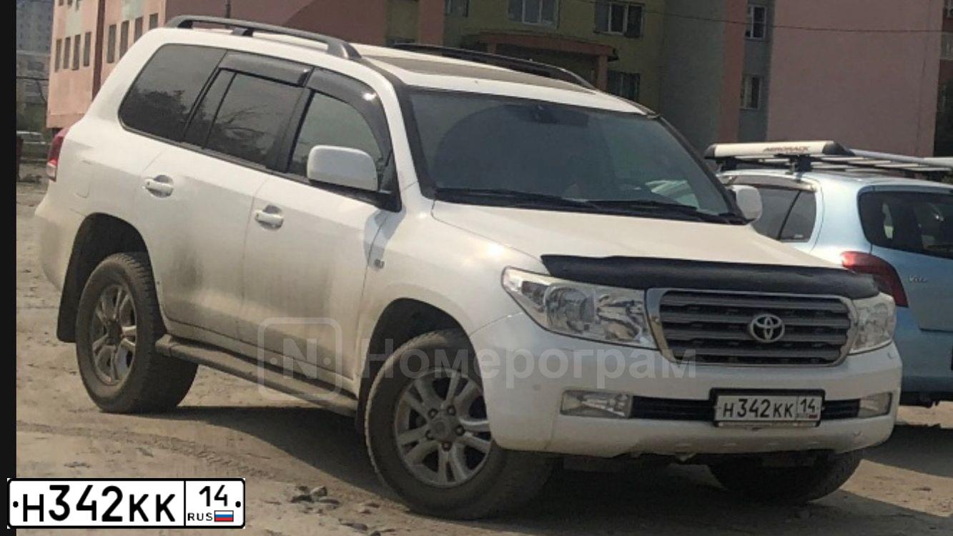 Фото автомобиля TOYOTA LANDCRUISER 200, 2010 — госномер В444ММ12. Цвет: Белый