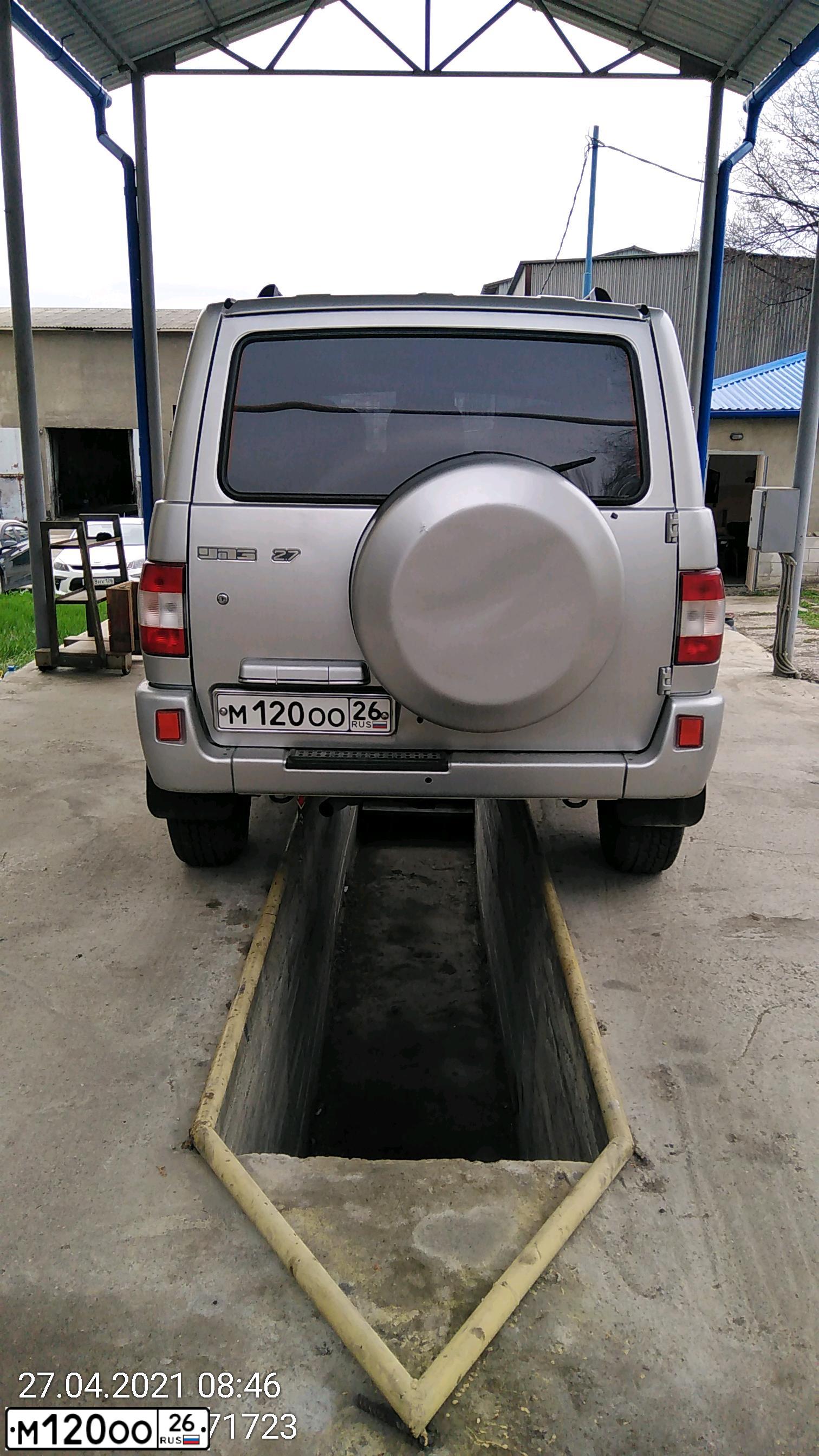 Фото автомобиля UAZ 3162 SIMBIR, 2004 — госномер М120ОО26. Цвет: СНЕЖНАЯ КОРОЛЕВА МЕТ.