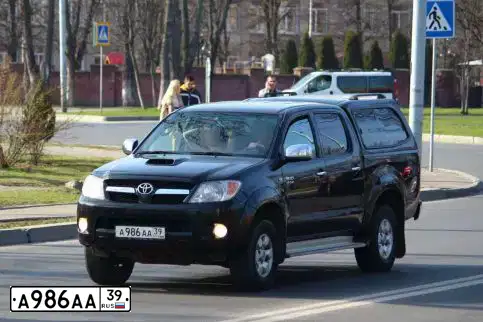 Фото автомобиля TOYOTA HILUX, 2008 — госномер Р980ХТ39. Цвет: ЧЕРНЫЙ