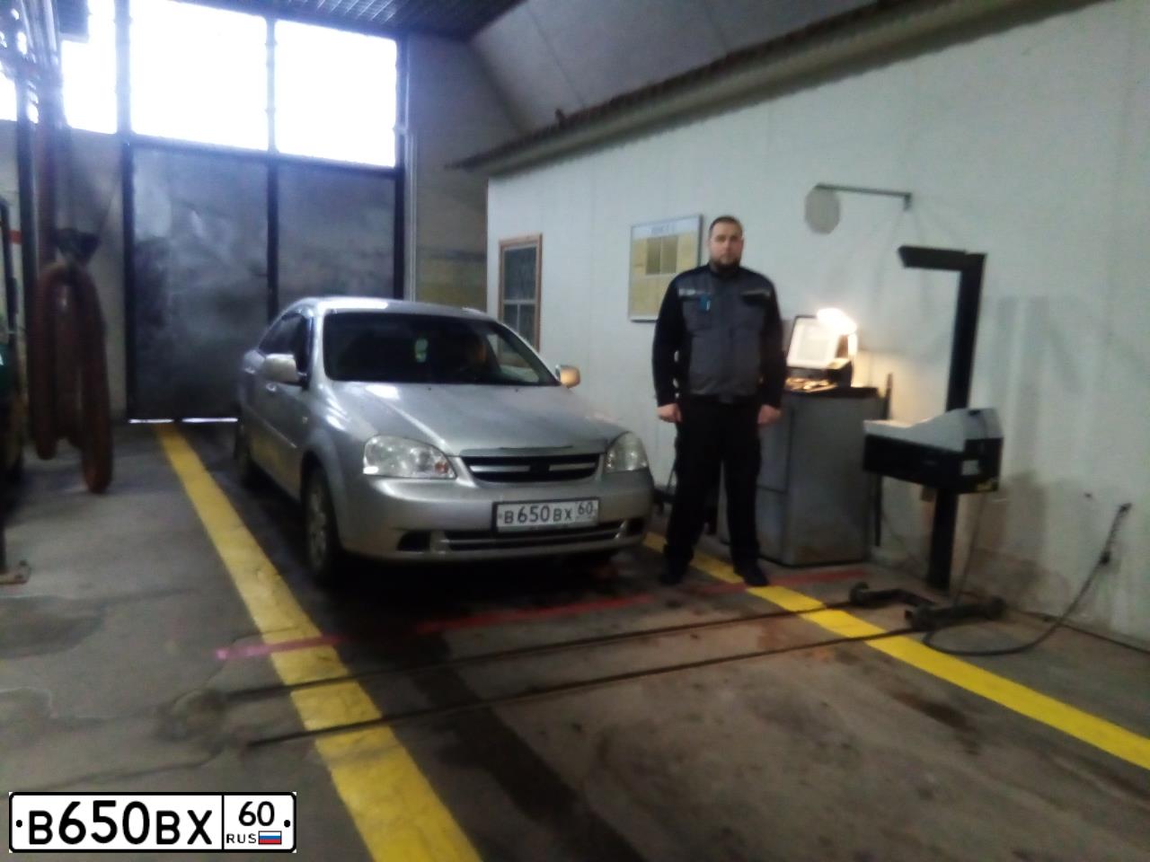 Фото автомобиля CHEVROLET KLAN(J200/CHEVROLET LACETTI), 2010 — госномер Е318ВР147. Цвет: СЕРЕБРИСТЫЙ