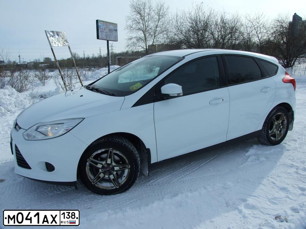 Фото автомобиля FORD FOCUS, 2015 — госномер М765ТВ124. Цвет: Белый