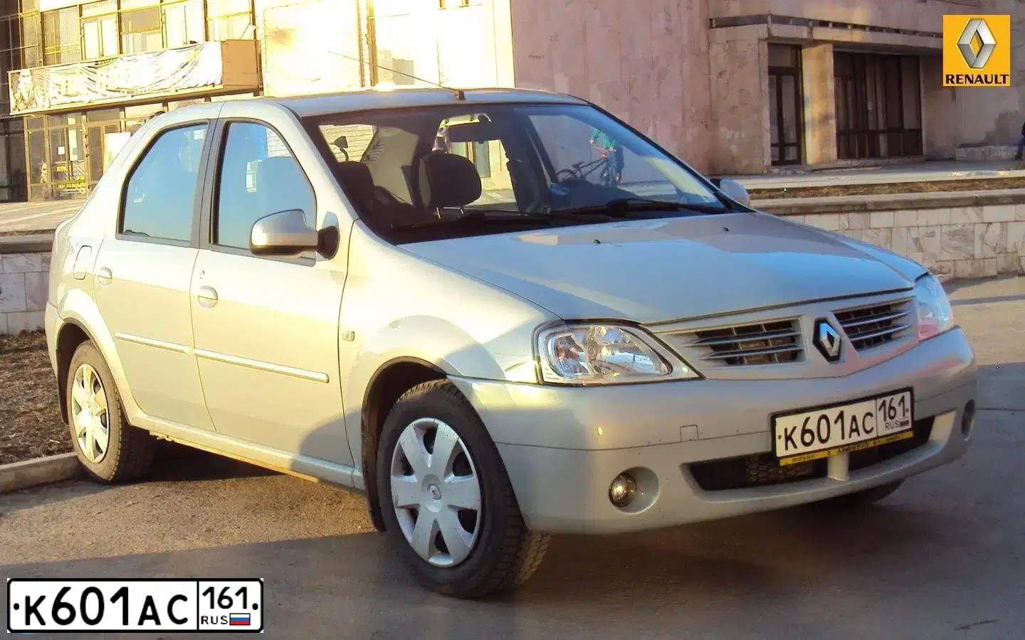 Фото автомобиля RENAULT LOGAN, 2009 — госномер К601АС161. Цвет: СЕРЫЙ