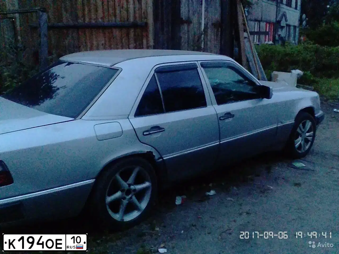 Фото автомобиля MERCEDES E-KLASSE, 1992 — госномер В515ТХ10. Цвет: СЕРЫЙ
