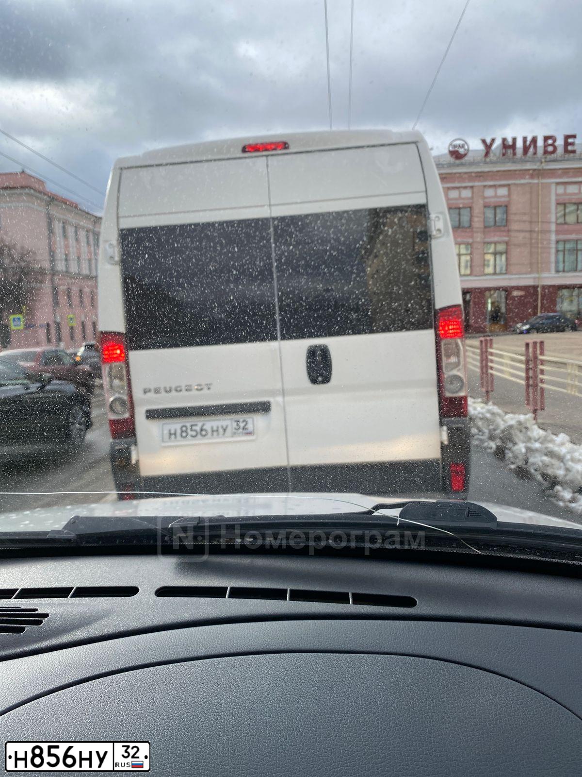 Фото автомобиля PEUGEOT BOXER, 2011 — госномер Н856НУ32. Цвет: Белый