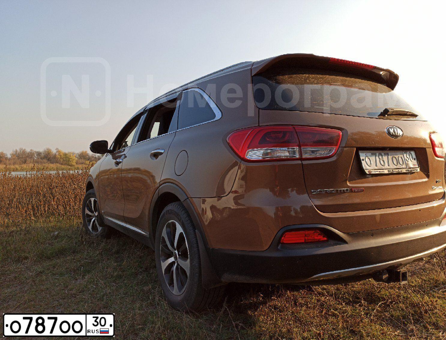 Фото автомобиля KIA SORENTO, 2015 — госномер О787ОО30. Цвет: Коричневый