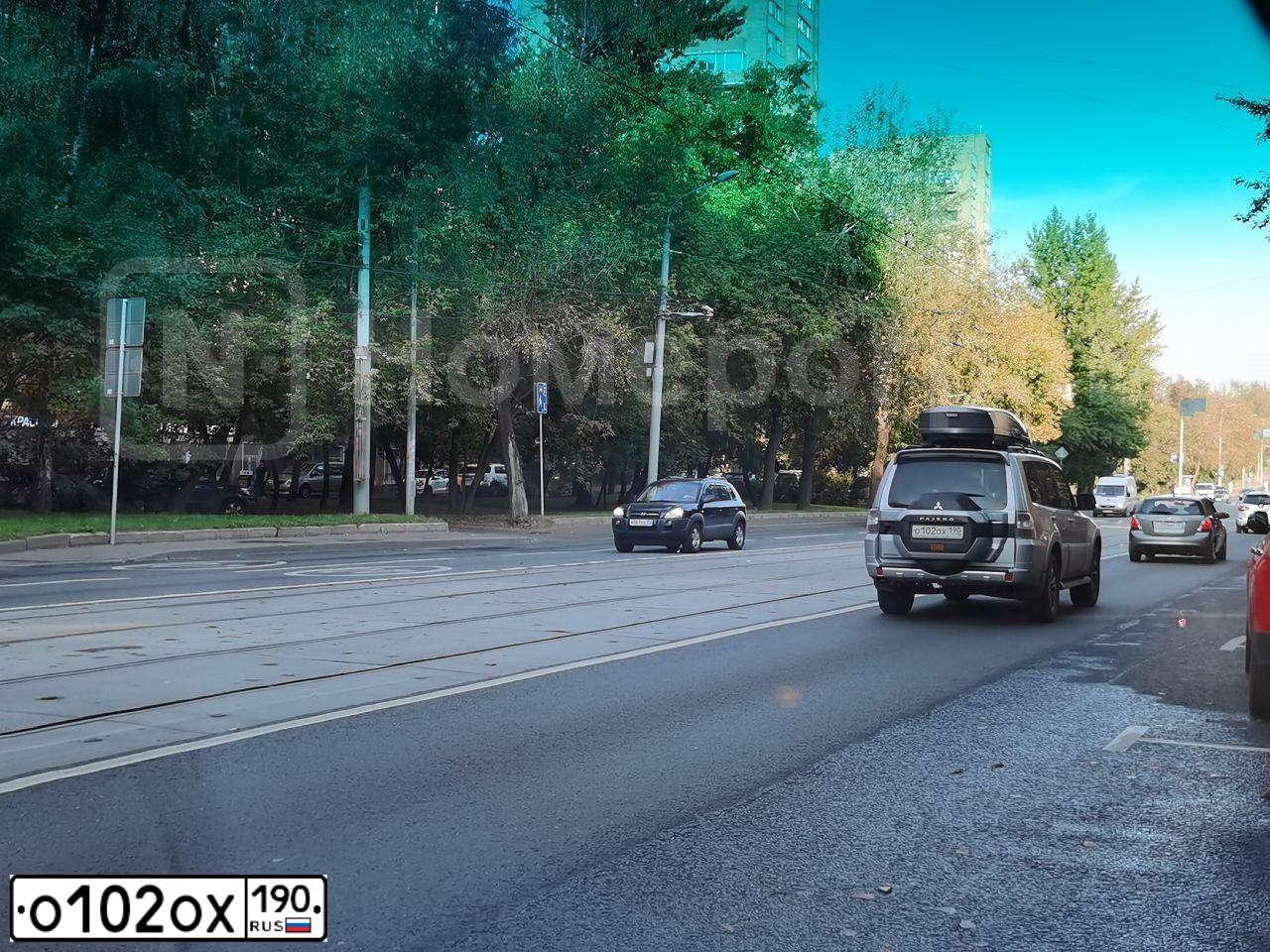 Фото автомобиля MITSUBISHI PAJERO, 2011 — госномер О102ОХ190. Цвет: СЕРЕБРИСТЫЙ