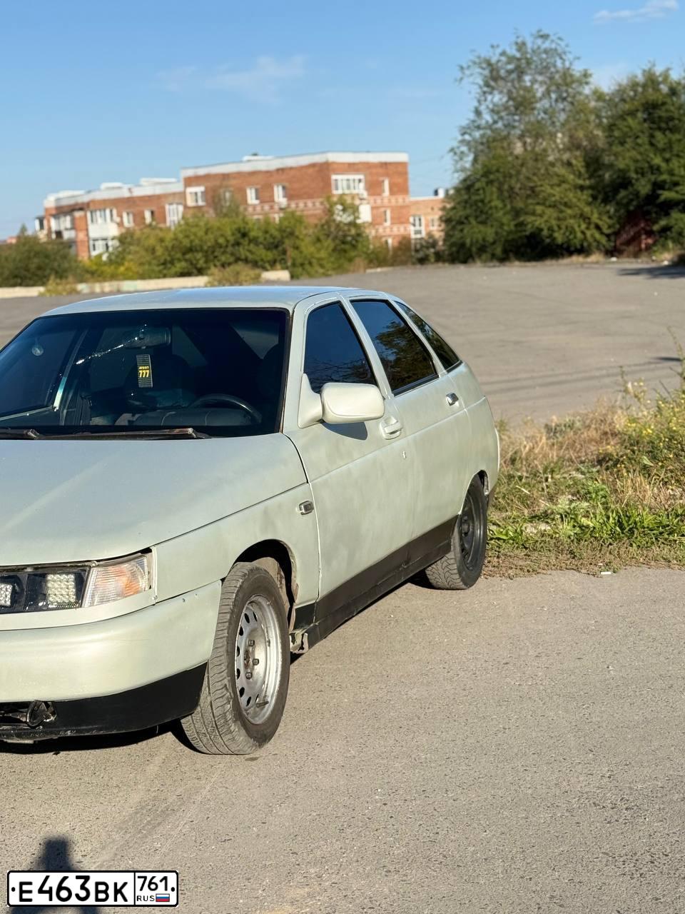 Фото автомобиля LADA 2112, 2004 — госномер Е463ВК761. Цвет: МОЛОЧНО-БЕЛЫЙ СЕРЕБРИСТЫЙ