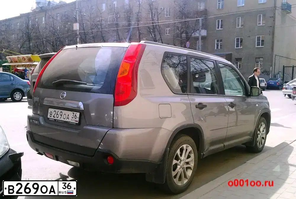 Фото автомобиля NISSAN JUKE, 2013 — госномер М001ХР36. Цвет: БЕЛЫЙ