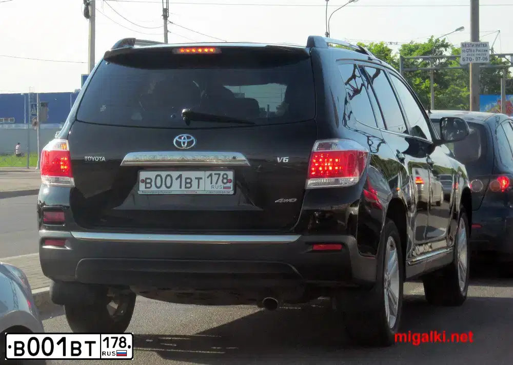 Фото автомобиля TOYOTA HIGHLANDER, 2011 — госномер В001ВТ178. Цвет: ЧЕРНЫЙ