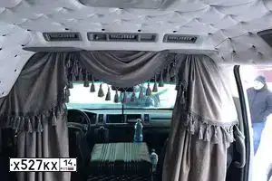 Фото автомобиля TOYOTA HIACE, 2011 — госномер С333СО36. Цвет: серебристый