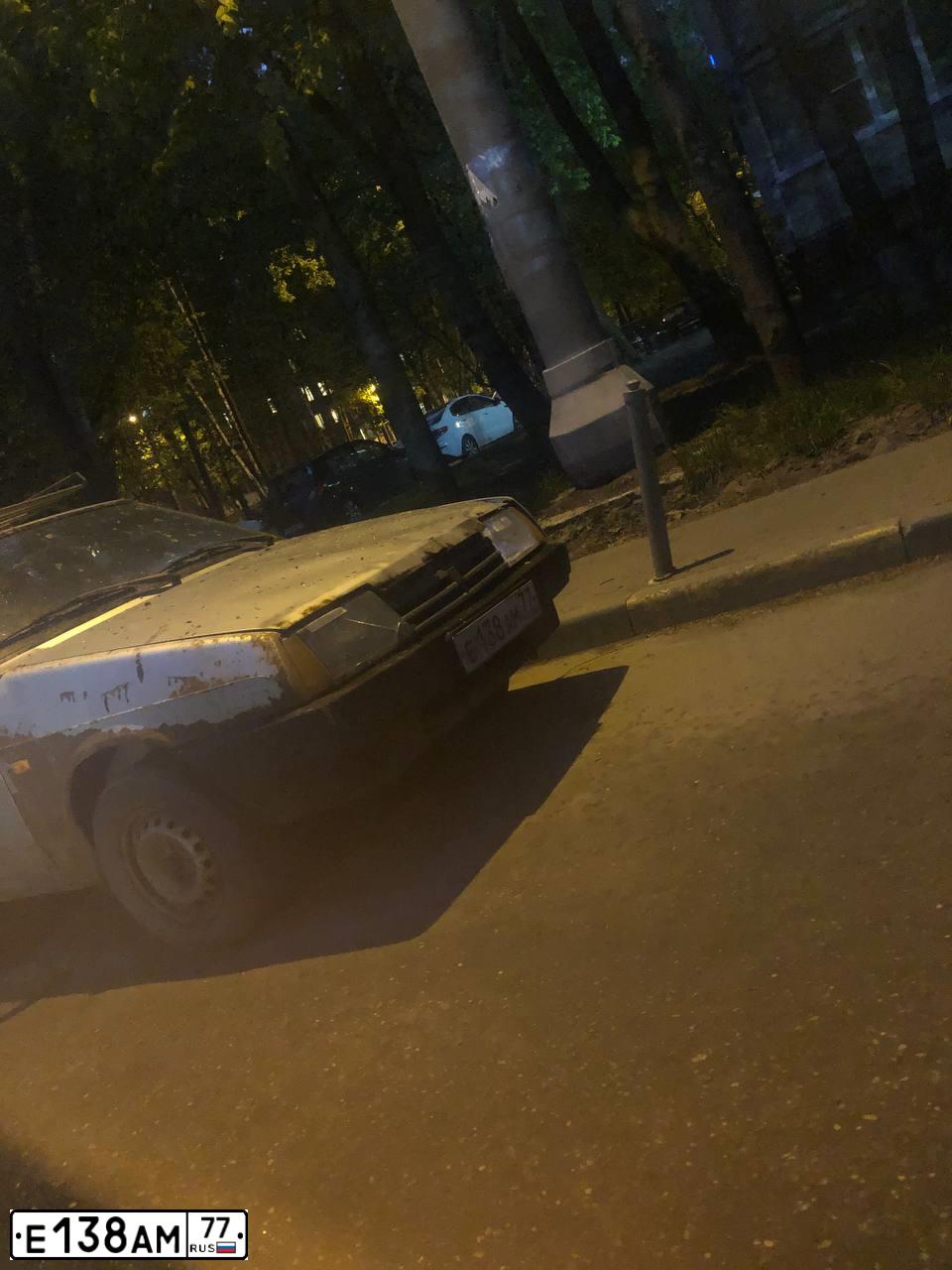Фото автомобиля ВАЗ 2107, 1993 — госномер Е138АМ77. Цвет: БЕЛЫЙ