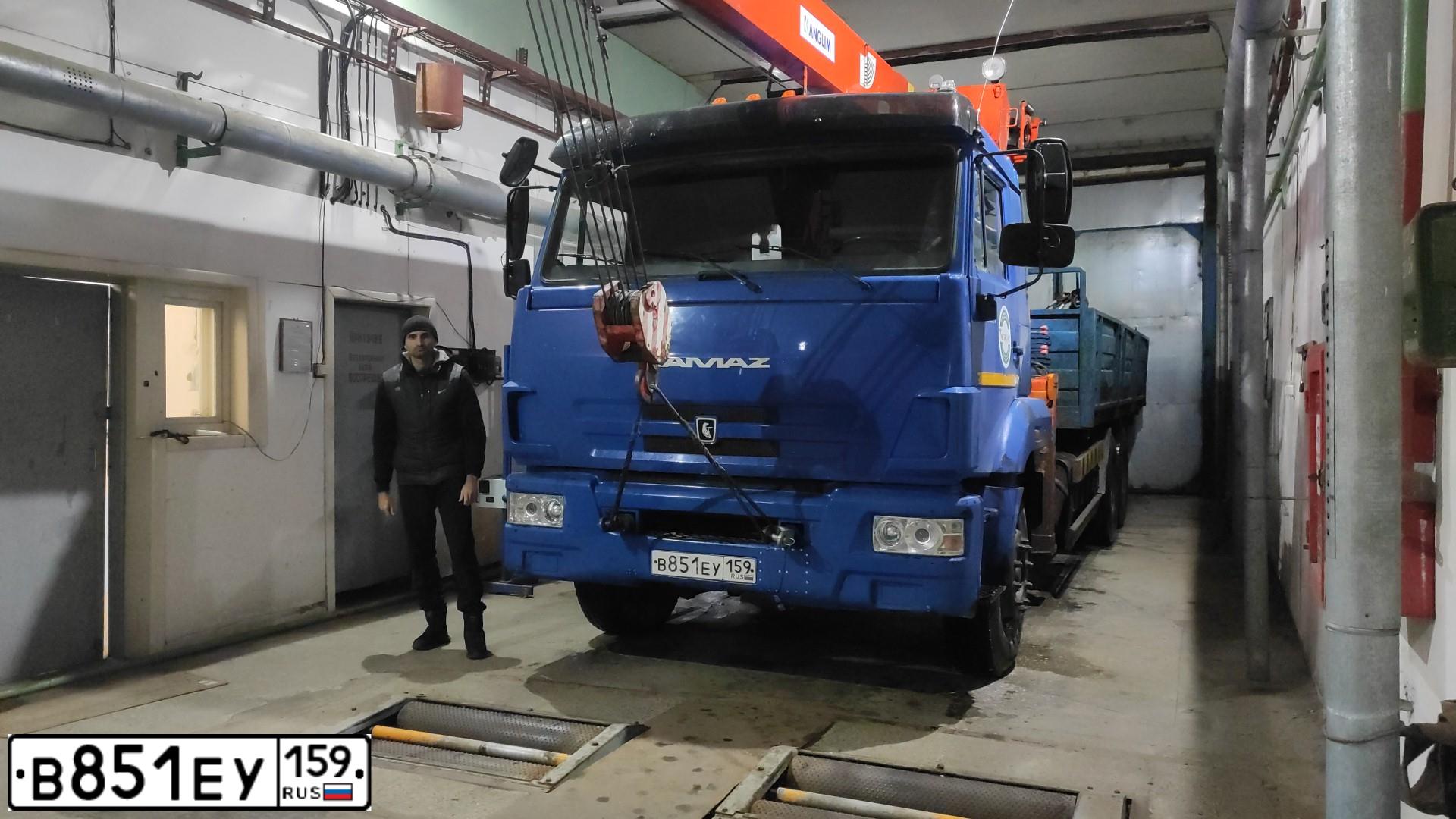 Фото автомобиля KAMAZ 65117 /6X4/, 2012 — госномер В581ЕУ159. Цвет: синий