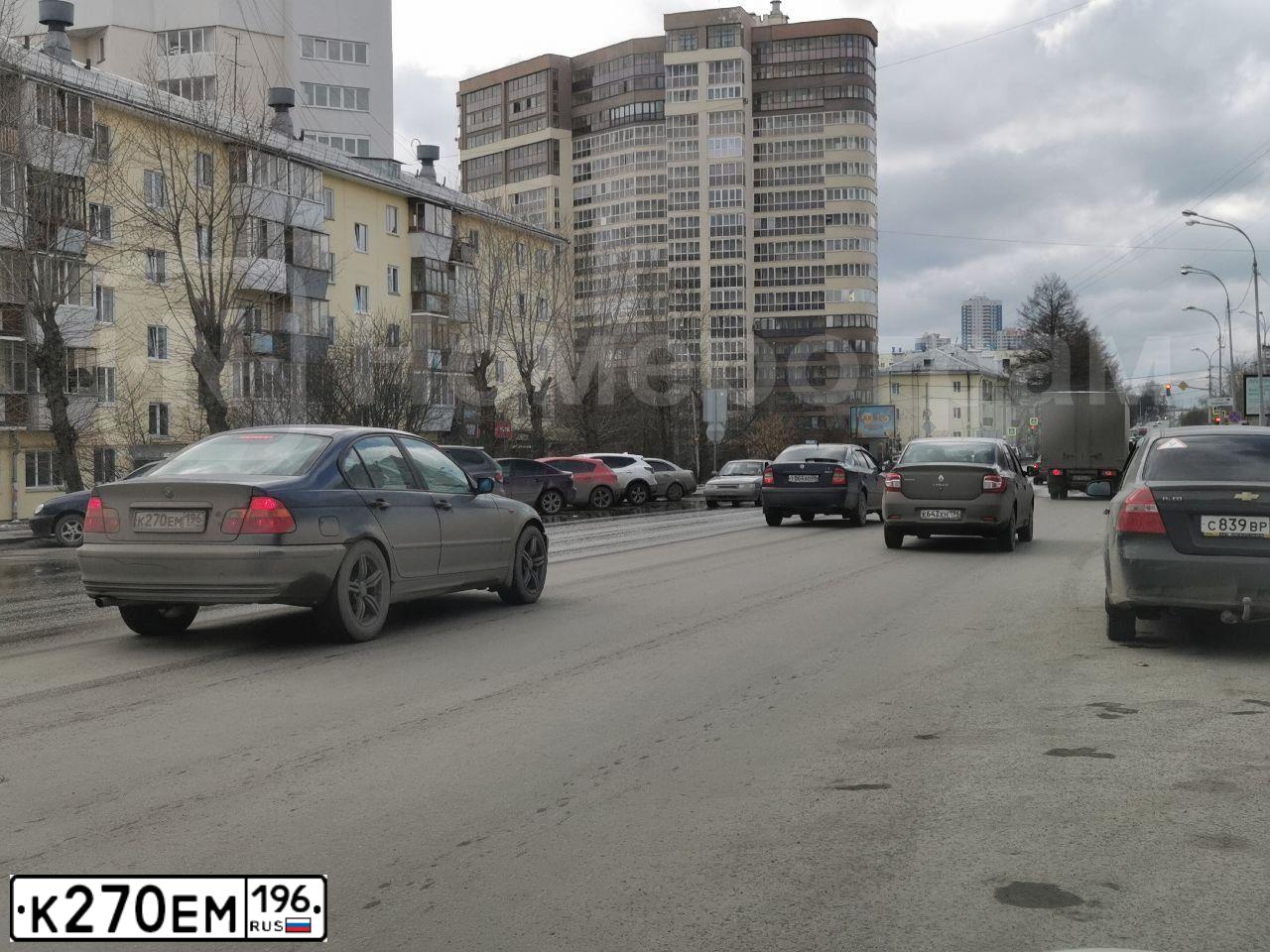 Фото автомобиля BMW 318, 2003 — госномер Х201РР196. Цвет: синий