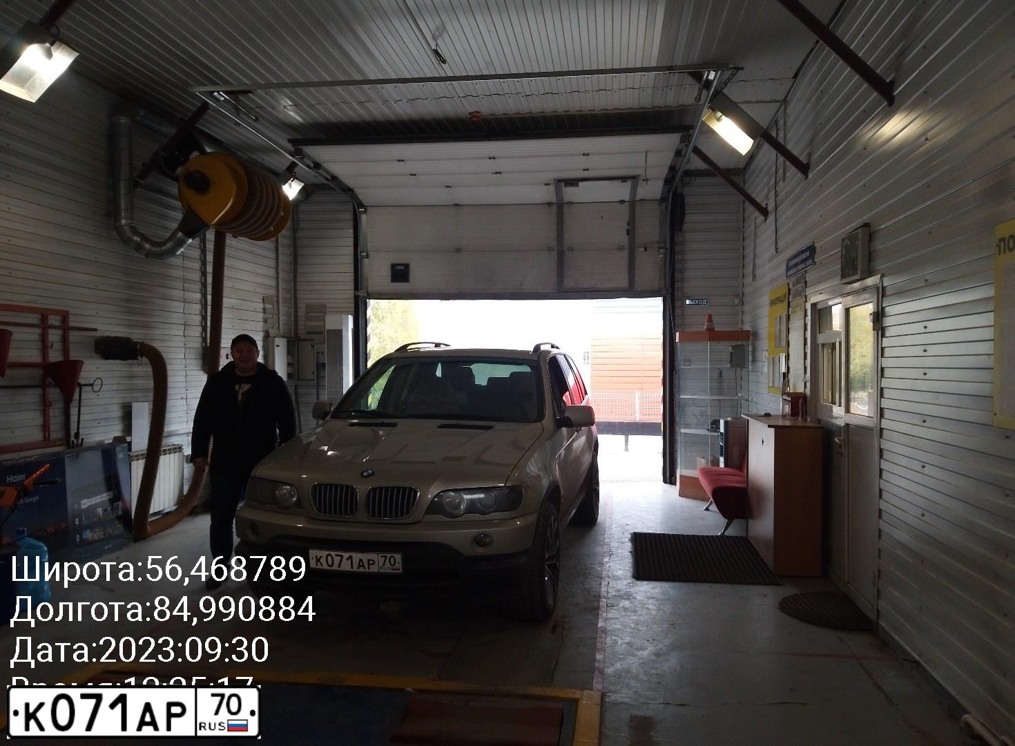 Фото автомобиля BMW X5, 2003 — госномер К071АР70. Цвет: ЖЕЛТЫЙ ЗОЛОТИСТЫЙ