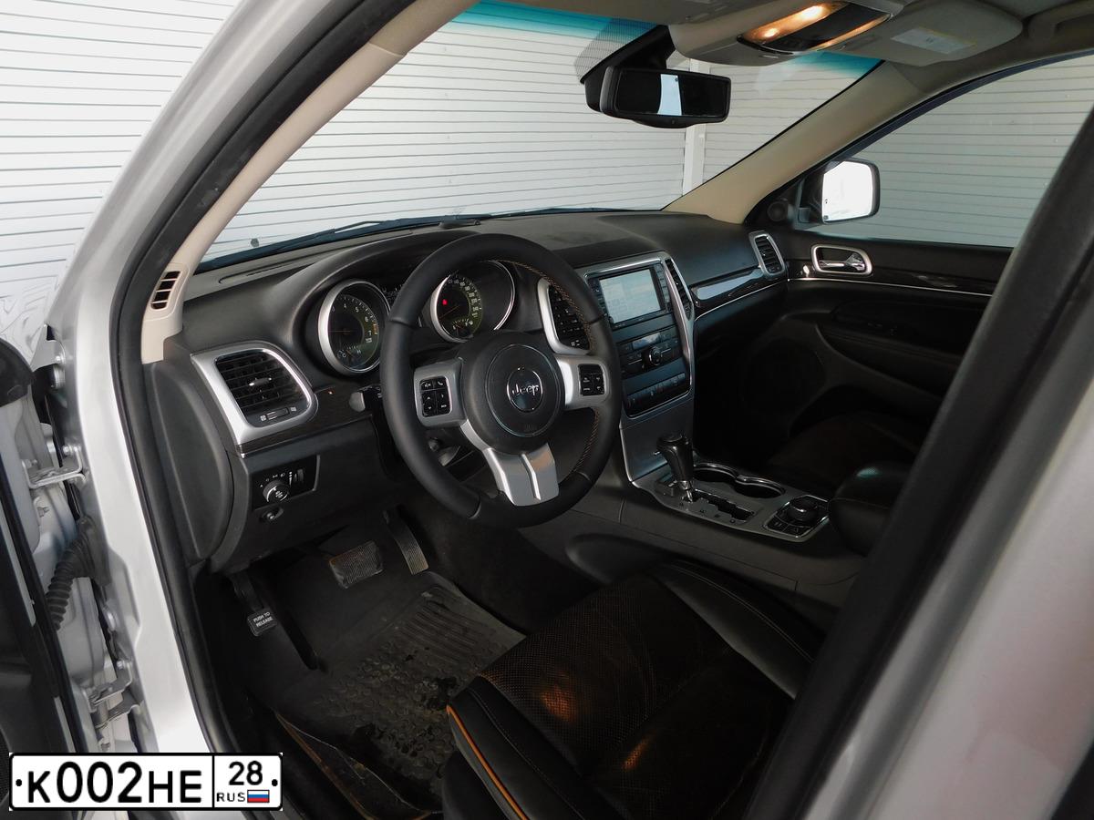 Фото автомобиля JEEP GRAND CHEROKEE, 2011 — госномер К002НЕ28. Цвет: Серебристый