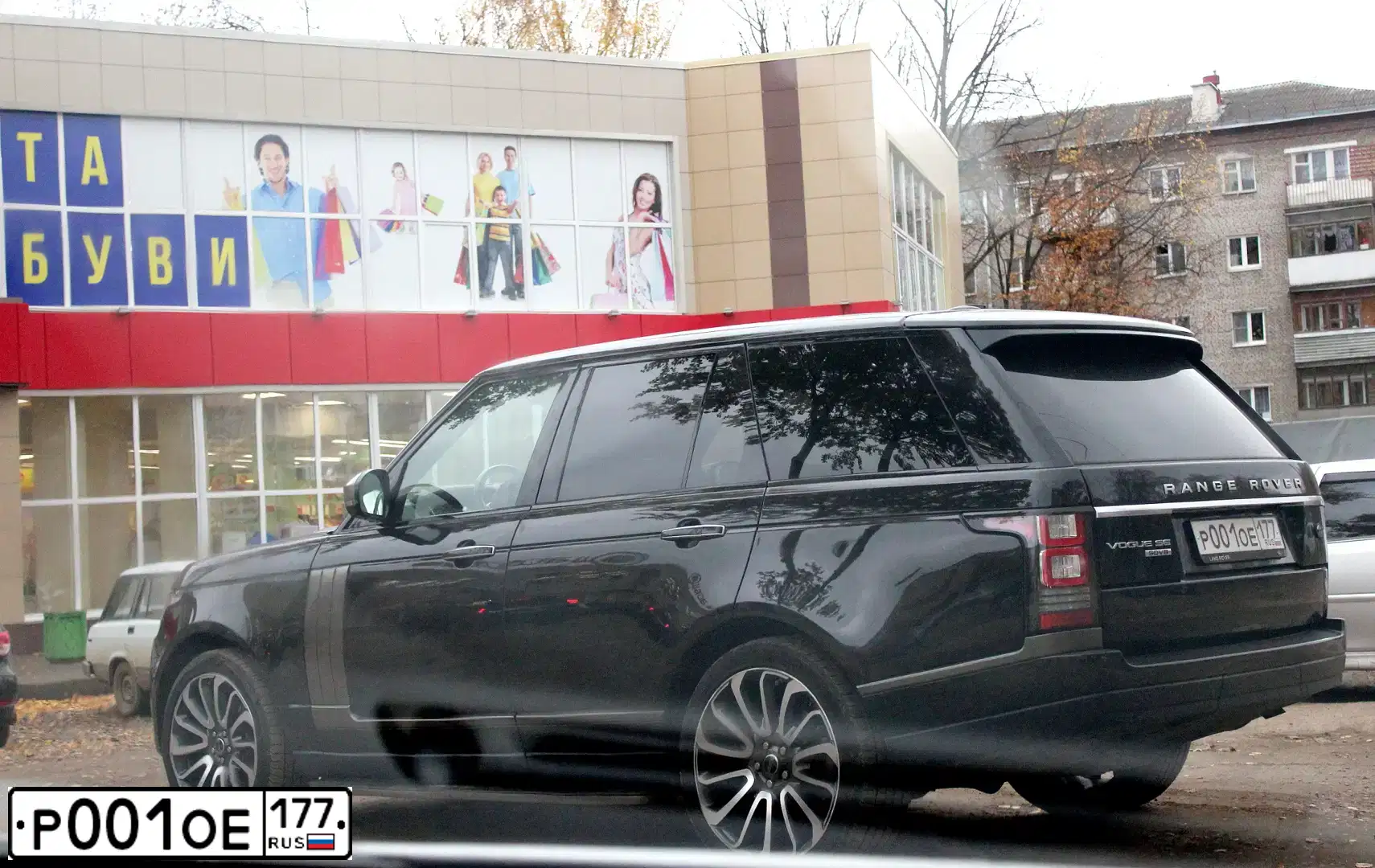 Фото автомобиля HYUNDAI GRAND STAREX, 2009 — госномер Р001ОЕ177. Цвет: Серый