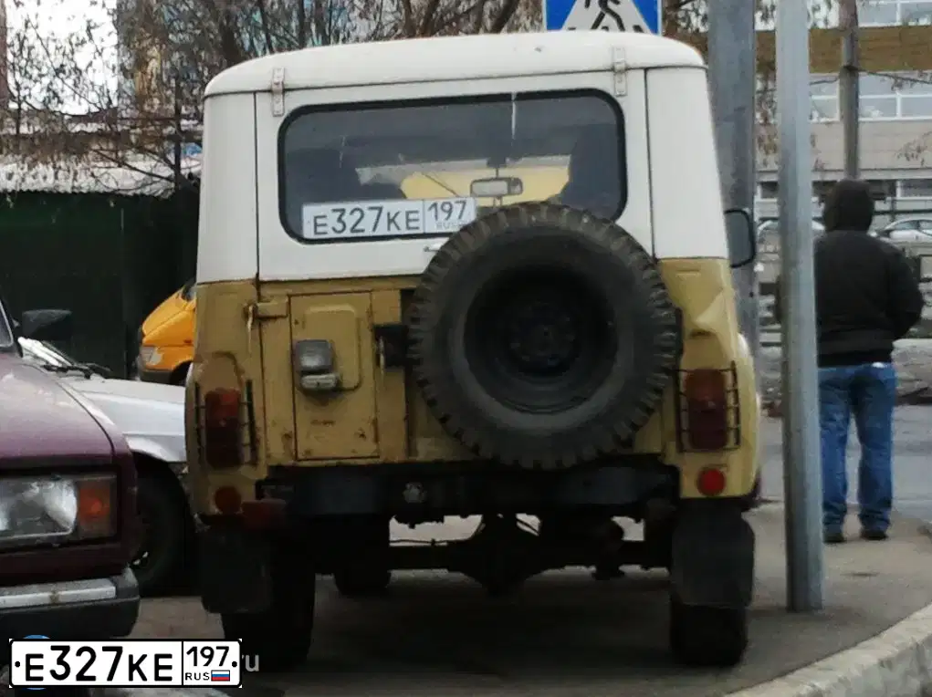 Фото автомобиля UAZ 3151 / HUNTER, 1996 — госномер Е327КЕ197. Цвет: ТЕМНО-СИНИЙ