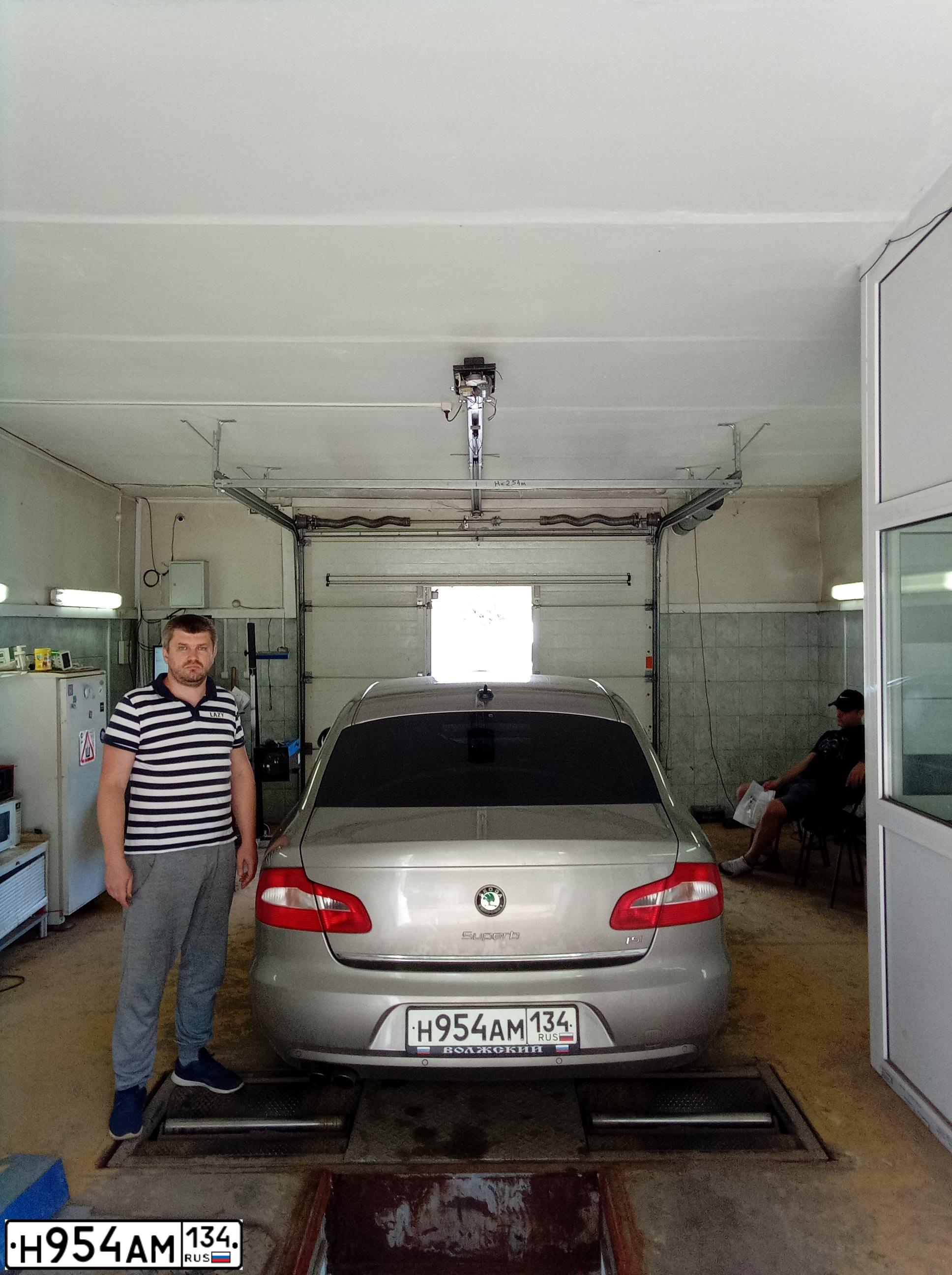 Фото автомобиля SKODA SUPERB, 2012 — госномер Х661ОЕ152. Цвет: БЕЖЕВЫЙ