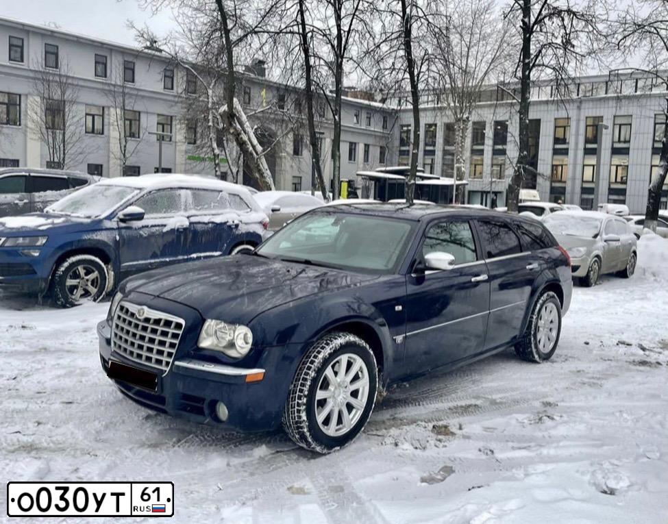 Фото автомобиля CHRYSLER SERIE 300, 2006 — госномер К030УУ61. Цвет: Темно-синий