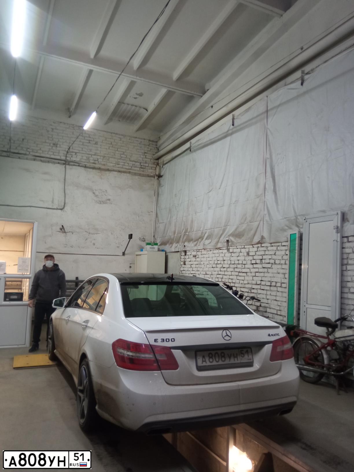 Фото автомобиля MERCEDES E-KLASSE, 2012 — госномер У296РУ124. Цвет: Белый