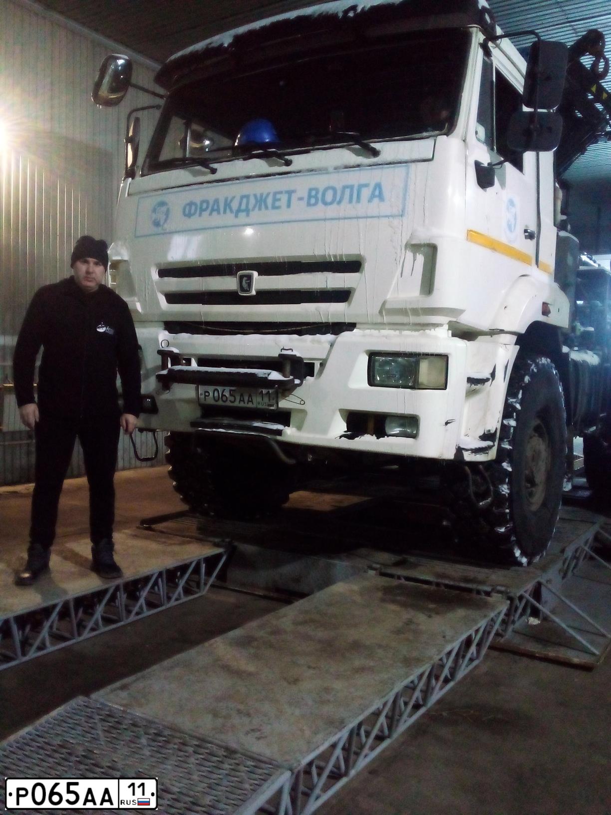 Фото автомобиля KAMAZ 65221 /6X6/, 2016 — госномер Р065АА11. Цвет: БЕЛЫЙ